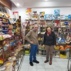 Los hermanos Desi y Doly, en su negocio de Veguellina