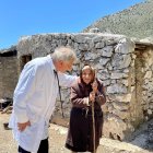 El miembro del equipo Anargyros Mariolis, director del Centro de Salud de Areopolis, ha establecido profundos lazos con la comunidad de Deep Maniot gracias a sus años de dedicación al servicio médico y social. Fotografía cedida por Anargyros. Mariolis.
