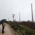 Un hombre observa las dos chimeneas que mañana serán derribadas.