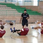 Luis Puertas realizando acciones de segundo entrenador durante un entrenamiento.