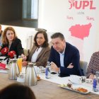 Alicia Gallego, junto a Luis Mariano Santos y parte de su lista a las Cortes.