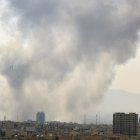 Humo se eleva en el centro de Teherán tras el ataque israelí, 28 de febrero de 2026. Israel lanzó un ataque contra Irán el 28 de febrero de 2026, descrito como un "ataque preventivo" por el ministro de Defensa israelí, Israel Katz. (Teherán) EFE/EPA/ABEDIN TAHERKENAREHdd