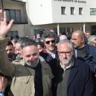 El líder de Vox,  Santiago Abascal; junto al candidato de Vox a la Junta, Carlos Pollán, atiende a los medios y saluda a la gente que  se ha congregado para verle en la plaza del Ayuntamiento de Guardo(Palencia ).