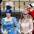 DEM06. LONDRES (REINO UNIDO), 11/05/2011.- Las princesas Eugenia (i) y Beatriz de York (d) llegan a la abadía de Westminster para el matrimonio del príncipe Guillermo y Catalina Middleton el 29 de abril de 2011 en Londres (Reino Unido). La madre de Beatriz, Sarah Ferguson, dijo en el programa de Oprah Winfrey que su hija subastará el sombrero utilizado para el matrimonio con el fin de destinar los beneficios a la UNICEF, agencia de las Naciones Unidas que trabaja en el cuidado de los niños. EFE/Ian Langsdon