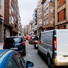 Los atascos en Juan de Badajoz se sucedieron también durante la tarde.