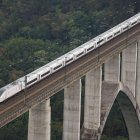 Un Avril supera un viaducto en las vías del norte.
