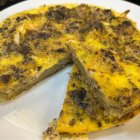 La tortilla de patata con morcilla de León en airfryer sorprende por su textura cremosa y su acabado dorado sin necesidad de sartén