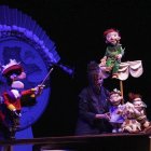 Escena de la obra ‘La biblioteca imaginaria’, que Sembrando Cultura lleva a Valderas con motivo del Día Mundial del Teatro.