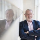El neurocientífico argentino Gustavo Deco, investigador de la UPF, posa durante la entrevista con EFE con motivo de la presentación de un estudio a cargo de la Universidad Pompeu Fabra (UPF) de Barcelona y la de Oxford, con colaboración suiza y canadiense, que ha permitido mapear el cerebro y confirmar la "influencia" en su desarrollo de los diferentes sistemas educativos existentes, divididos.