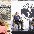 José María Viejo, director general de Fundos, y Luis del Olmo, ayer, durante el acto central de San Jorge en Museo Casa Botines Gaudí.