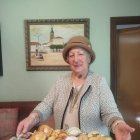 Ana Luz Tapia Arteaga con una bandeja de bollos típicos de Fresno de la Vega.