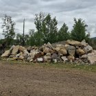 Basura en la orilla del Bernesga en León.