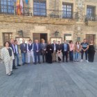 Autoridades asistentes al evento literario.