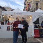 El alcalde entrega el premio de la tapa.