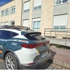 Un vehículo de la Guardia Civil junto al cuartel de Zaratán.