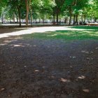 Imagen de las zonas verdes del parque de San Francisco tras la celebración de una de las ferias del Come y Calle.