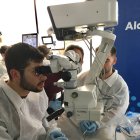 Un MIR de Oftalmología usa un microscopio 3D.