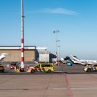 Personal médico con ambulancias en el aeropuerto de Schiphol, cerca de Ámsterdam.