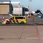 Personal médico con ambulancias en el aeropuerto de Schiphol, cerca de Ámsterdam.