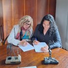 Firma del acuerdo de gobierno entre la alcaldesa de Fabero y la portavoz de IU.