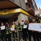 Un momento de la protesta de los carteros ante la oficina de Correos en Bembibre.