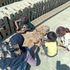 Imagen de una madre y sus hijos esclavos en la fábrica en la que trabajan