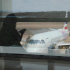 Un avión estacionado en un aeropuerto a la espera de que suban los pasajeros.