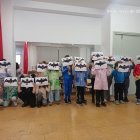Alumnos del Colegio San Miguel Arcángel de Ciñera con sus dibujos.