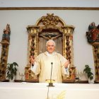 Francisco Viñuela, en un oficio religioso en la iglesia de Antimio de Arriba.  Francisco Viñuela está casado y tiene tres hijas.