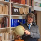 Eduardo Aguirre, que participará en octubre en un congreso sobre la comicidad cervantina en Chicago, señala su destino en la bola del mundo.