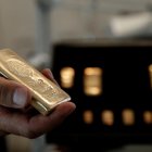 Imagen de archivo de un lingote de oro de un kilo. EFE/Manuel Bruque.