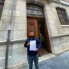 El conceja de Vox en Villaornate y Castro con el escrito.