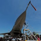 La gente hace cola para ver un F-16 Fighting Falcon durante la última jornada de la Feria de Defensa y Aeroespacial del Mar Negro 2026
