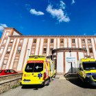Dos ambulancias en la base de Urgencias.