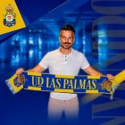 Rubén de la Barrera posa con la bufanda de su nuevo equipo.