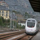 Un tren entra en una estación leonesa.