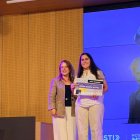 María García Gómez con el diploma del primer accésit como alumna universitaria del Stem Talent Girl Awards en Castilla y León.