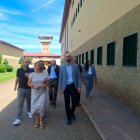 El subdelegado del Gobierno en León, Héctor Alaiz Moretón, durante su visita al Centro Penitenciario de León, acompañado por la directora del Centro, Nélida de Andrés.