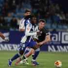 Chibozo persigue a Frimpong en el duelo del mes de marzo entre Deportiva y Unionistas.