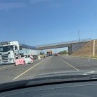 Línea de retención de tráfico en la N-120, al mediodía de ayer.