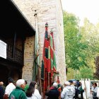 Los pendones procesionan a la salida de misa acompañados del grupo Aguzo.