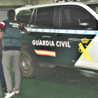 El detenido, conducido por un agente al interior del vehículo de la Guardia Civil. GC