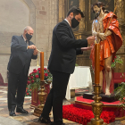 Luis Carlos Sinde y Adrián Alonso encendieron las velas a Nuestro Padre Jesús de la Misericordia. MAZ