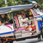 Marc Márquez, conduciendo hoy en típico taxi por las calles de Bangkok.