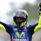 Valentino Rossi levanta los brazos durante la vuelta de honor del GP de Holanda.