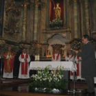 Un momento de los ruegos que el alcalde dedicó a la patrona de Astorga.