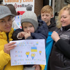 Los niños y sus madres fueron a despedir ayer la caravana humanitaria que espera Ucrania en poco más de dos días. RAMIRO