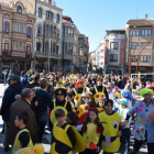 Los escolares fueron los primeros en sacar este año el disfraz a la calle en la fiesta más colorida de La Bañeza.