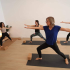 Arriba, Judith Martínez con alumnas en una clase de yoga. Junto a estas líneas, un par de rincones de Mueve tu alma. L. DE LA MATA / NOELIA