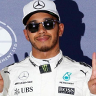 Lewis Hamilton celebra la pole en Suzuka.